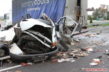 ДТП на Житомирщине. Дорога усыпана тортами, водители в больнице