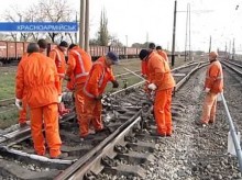 Красноармейские железнодорожники обновляют стрелочные перегоны по ночам