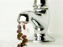 У жителей Макеевки из-под крана течет вода с насекомыми