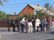 В Мариуполе родственники погибшего ребёнка перекрыли улицу, требуя установки лежачих полицейских