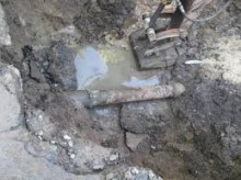 В микрорайоне «Лазурный» больше месяца вблизи жилого дома течет питьевая вода
