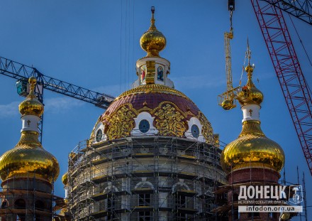 В Донецке на храме Петра и Февронии установили кресты