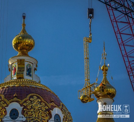 В Донецке на храме Петра и Февронии установили кресты