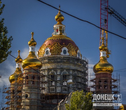 В Донецке на храме Петра и Февронии установили кресты