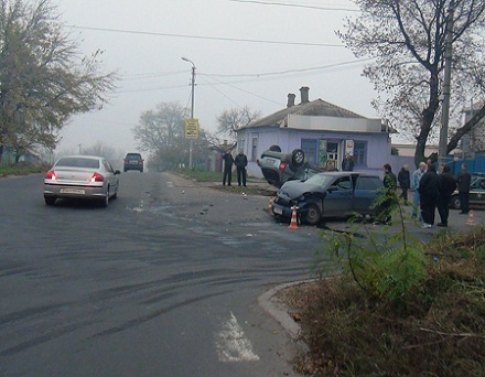 В результате ДТП перевернулся внедорожник