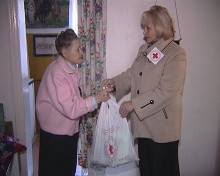 Сотрудники Красного Креста не забывают о пожилых жителях Красноармейска