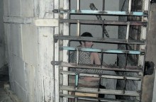 Пенсионерка держала сына в клетке и выпускала на улицу раз в месяц