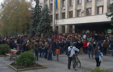 Родители штурмовали мэрию, протестуя против отмены каникул в школе