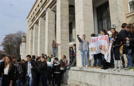 Родители штурмовали мэрию, протестуя против отмены каникул в школе