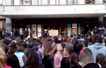 Родители штурмовали мэрию, протестуя против отмены каникул в школе