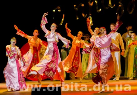 «Отрадушка» порадовала красноармейчан красочными номерами