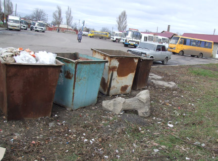 На месте старого кладбища устроили свалку