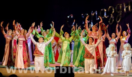 «Отрадушка» порадовала красноармейчан красочными номерами