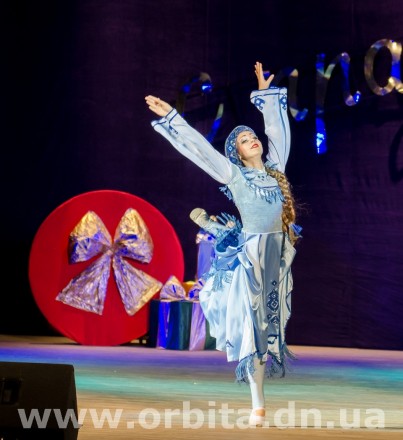 «Отрадушка» порадовала красноармейчан красочными номерами