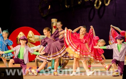 «Отрадушка» порадовала красноармейчан красочными номерами