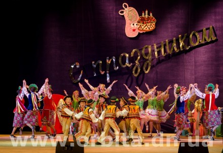 «Отрадушка» порадовала красноармейчан красочными номерами