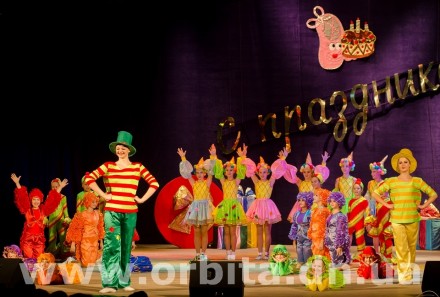 «Отрадушка» порадовала красноармейчан красочными номерами