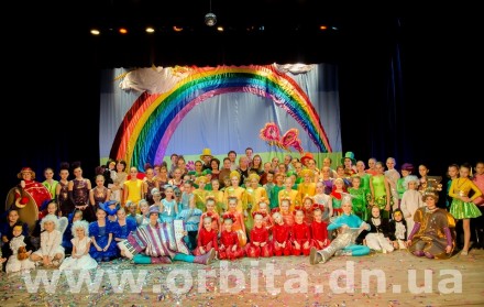 «Отрадушка» порадовала красноармейчан красочными номерами 