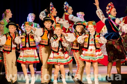 «Отрадушка» порадовала красноармейчан красочными номерами