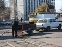 Мужчина собственноручно латает ямы на горловских дорогах