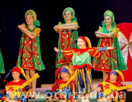 «Отрадушка» порадовала красноармейчан красочными номерами