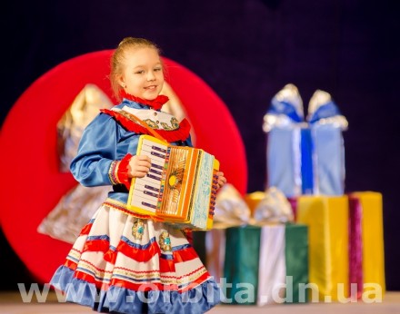 «Отрадушка» порадовала красноармейчан красочными номерами
