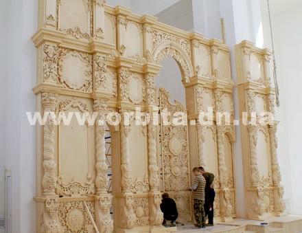 Над 12-метровым иконостасом трудились мастера из Свято-Успенской Почаевской Лавры