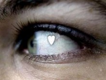 Окулисты начали имплантировать в глаза украшения из платины