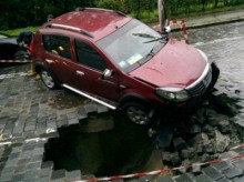 Под землей в центре Киева бушует кипяток