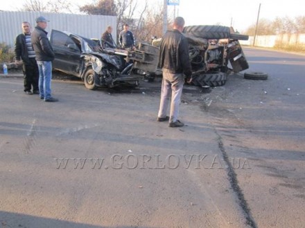 "Ланос" выехал на встречную полосу и перевернул экскаватор