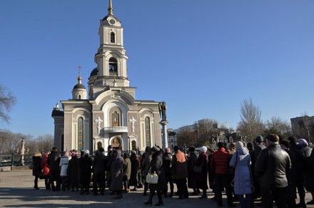 В Донецке к мощам Георгия Победоносца выстроилась гигантская очередь