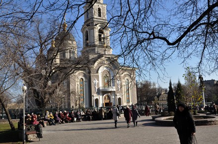 В Донецке к мощам Георгия Победоносца выстроилась гигантская очередь