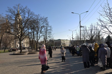 В Донецке к мощам Георгия Победоносца выстроилась гигантская очередь