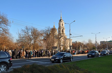 В Донецке к мощам Георгия Победоносца выстроилась гигантская очередь