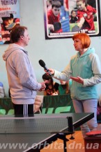 Сотрудники телекомпании «Орбита» скрестили ракетки, соревнуясь в настольном теннисе
