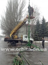 Красноармейск не отступает от тех традиций, которые сложились годами по празднованию новогодних и рождественских праздников. Так, сегодня начали устанавливать главную ёлку Красноармейска.