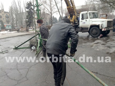 Красноармейск не отступает от тех традиций, которые сложились годами по празднованию новогодних и рождественских праздников. Так, сегодня начали устанавливать главную ёлку Красноармейска.