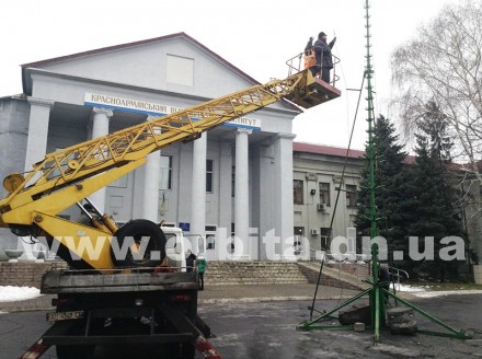 В Красноармейске начали устанавливать главную ёлку города
