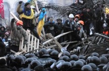 На Майдане строят баррикады из арматуры и колючей проволоки