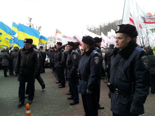 Внутренние войска и "Беркут" покидают Евромайдан