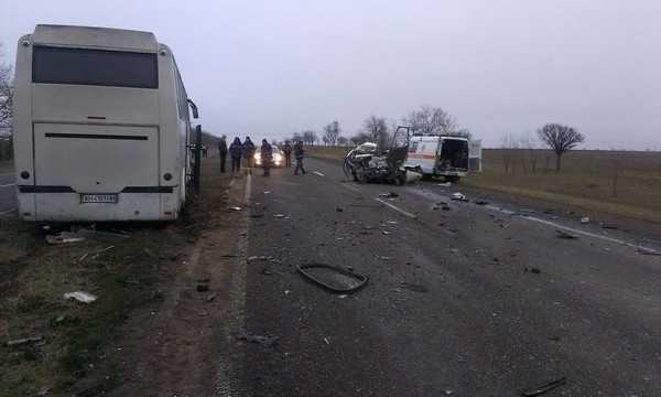 «Ланос» врезался в пассажирский автобус