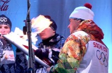 С факелоносцем Олимпийского огня случился очередной конфуз