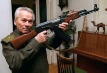 Умер легендарный конструктор оружия М. Калашников