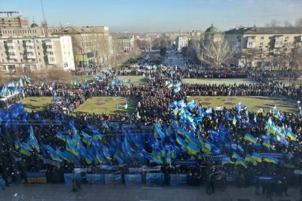 В Донецке началась многотысячная акция в поддержку действующей власти