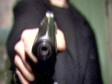 Сегодня в Красноармейскую центральную районную больницу в 7.30 поступило сообщение о том, что в селе Песчаное тяжело травмирован мужчина 1975 г.р.   «Скорая помощь» оперативно выехала на место, и при осмотре пострадавшего выяснилось, что травма получена в результате огнестрельного ранения в область поясницы.