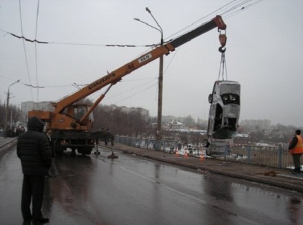 В Кривом Роге авто упало в реку. Есть жертвы