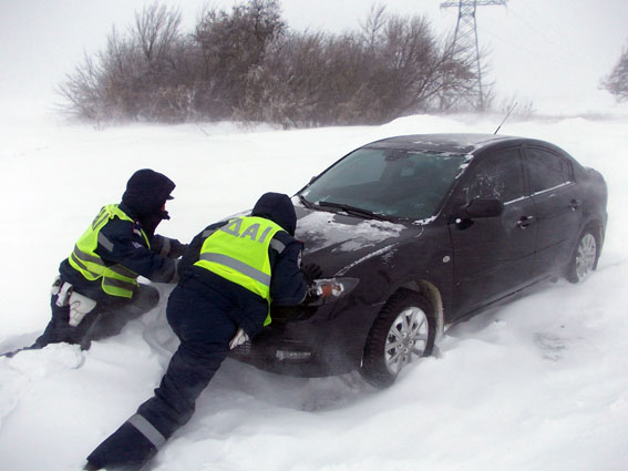 Гаишники активно помогают водителям выбраться из снежных заносов