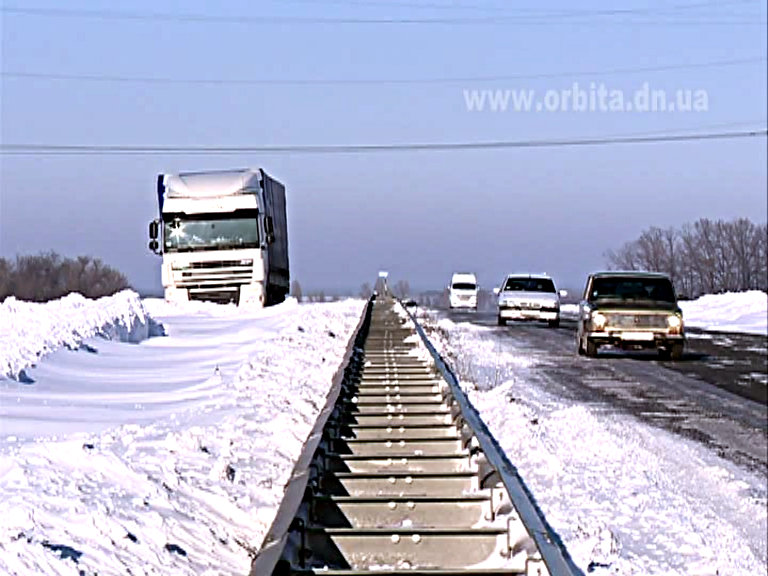 В снежном плену на трассе Знаменка - Луганск - Изварино оказались 3 фуры