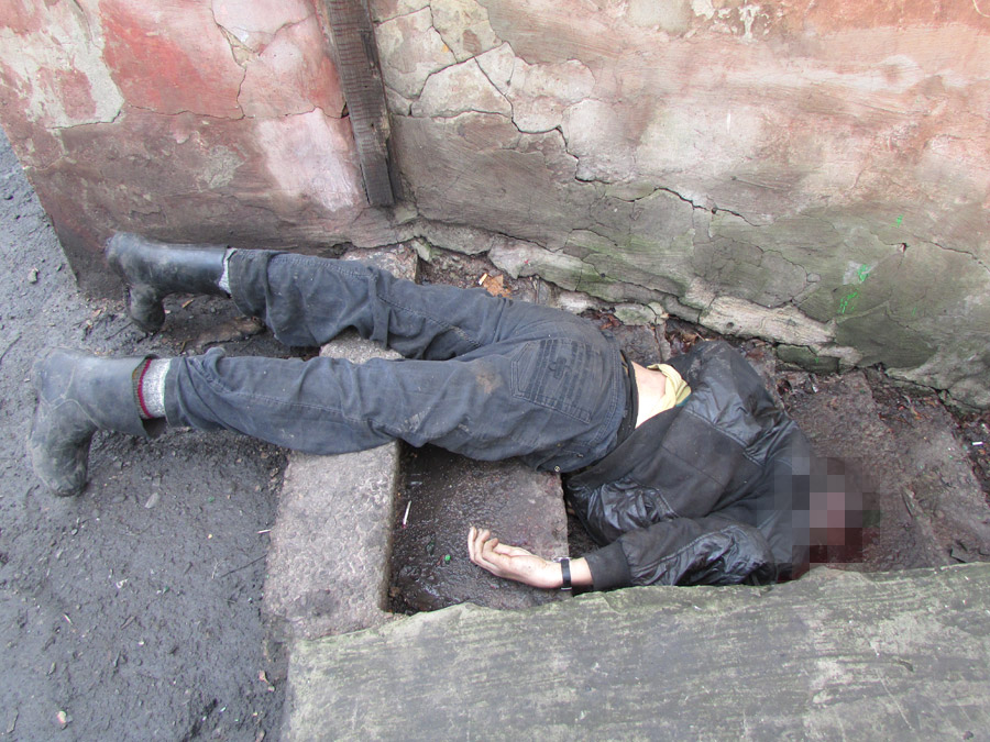 В Украинске убили мужчину, а труп вынесли под подъезд (ФОТО)