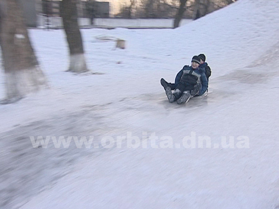Ледовая горка собрала детвору поселка динзавода